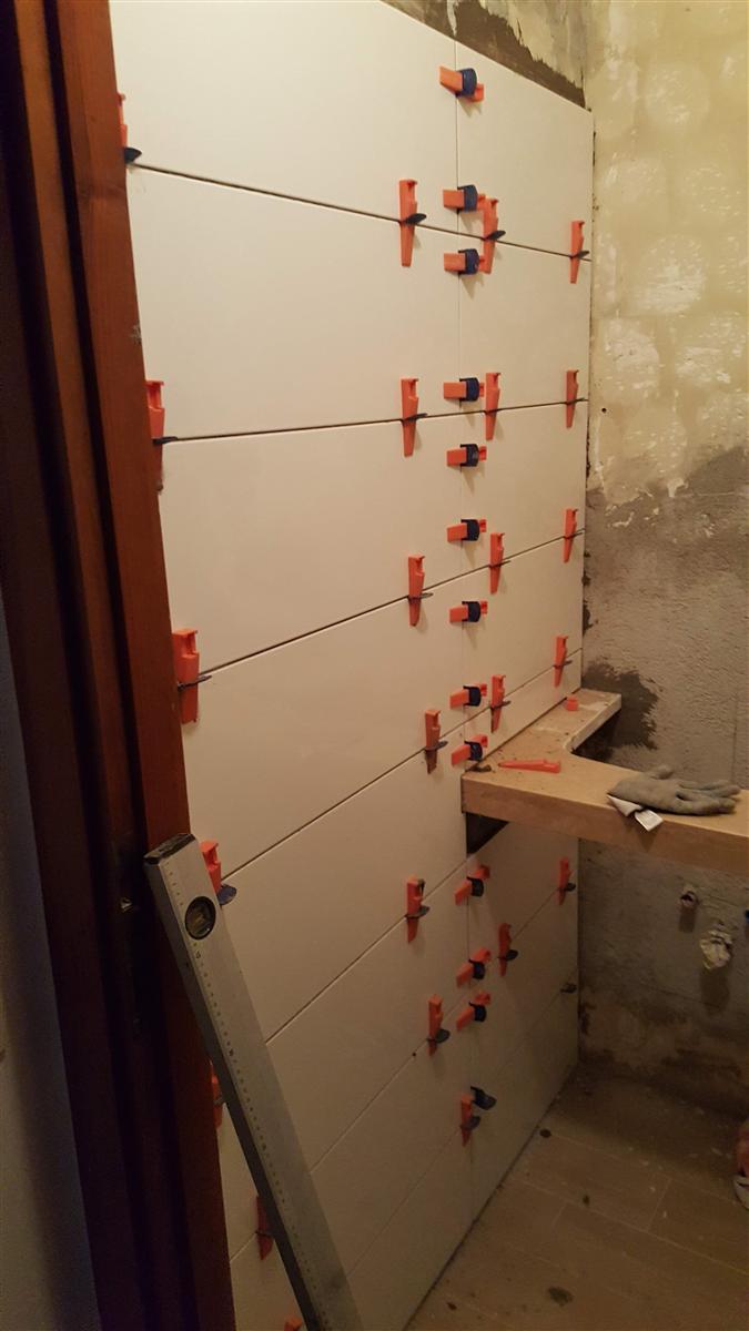 Posa piastrelle con crociere distanziatrici