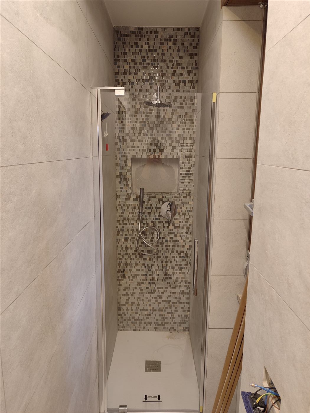 Doccia con rivestimento a mosaico