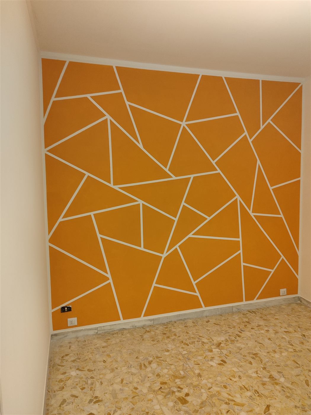 Parete dipinta con motivo geometrico
